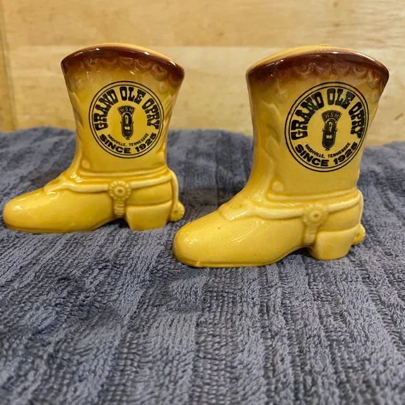 Grand Ole Opry Souvenir Salt and Pepper Shakers. - Picture 1 of 5